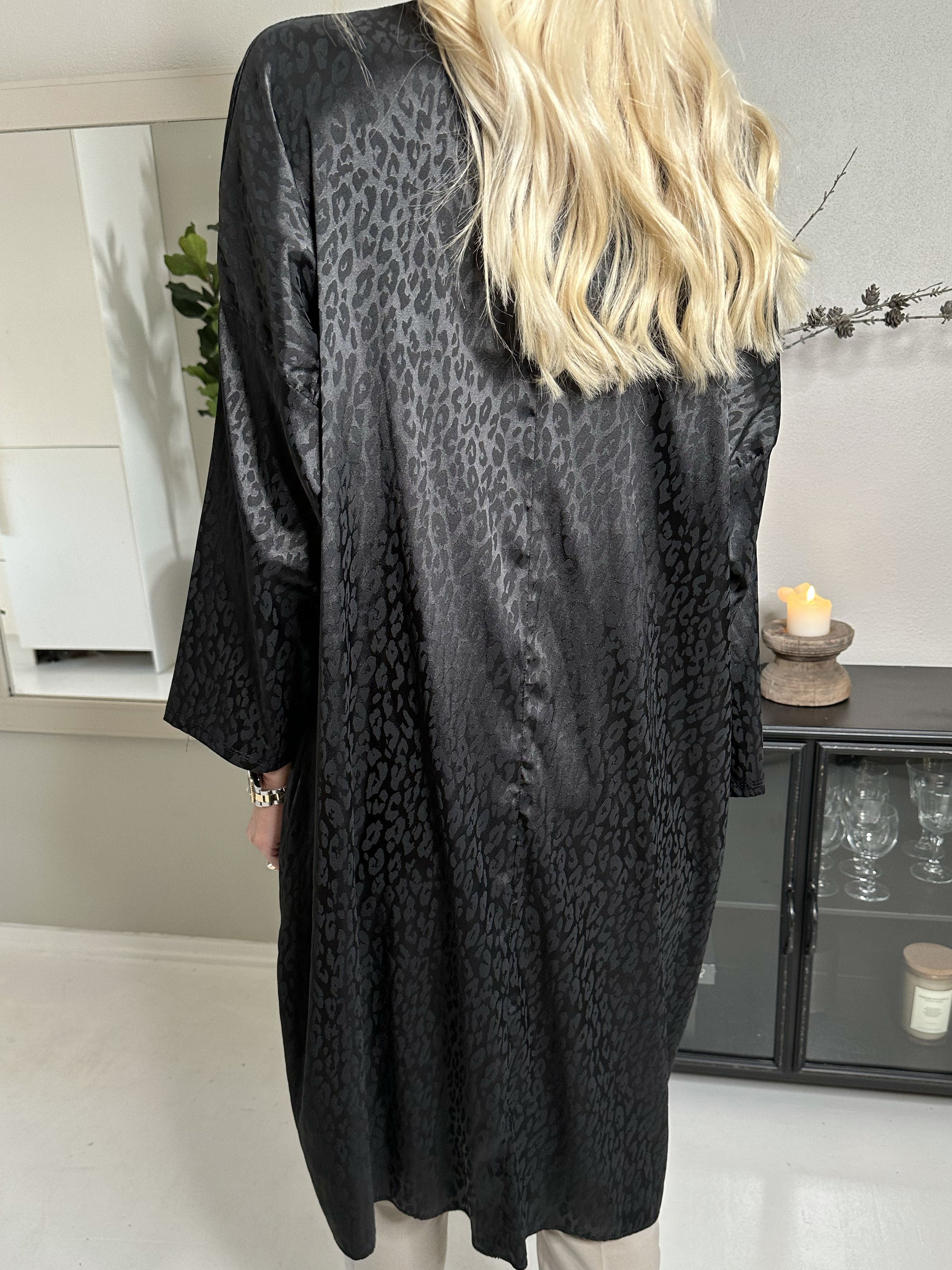 Telly - Tunica med leopardfläckar i silkeslook